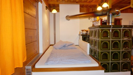  Pec s pruhovanou peřinou