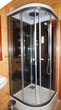 Sprchový kout v horní koupelně